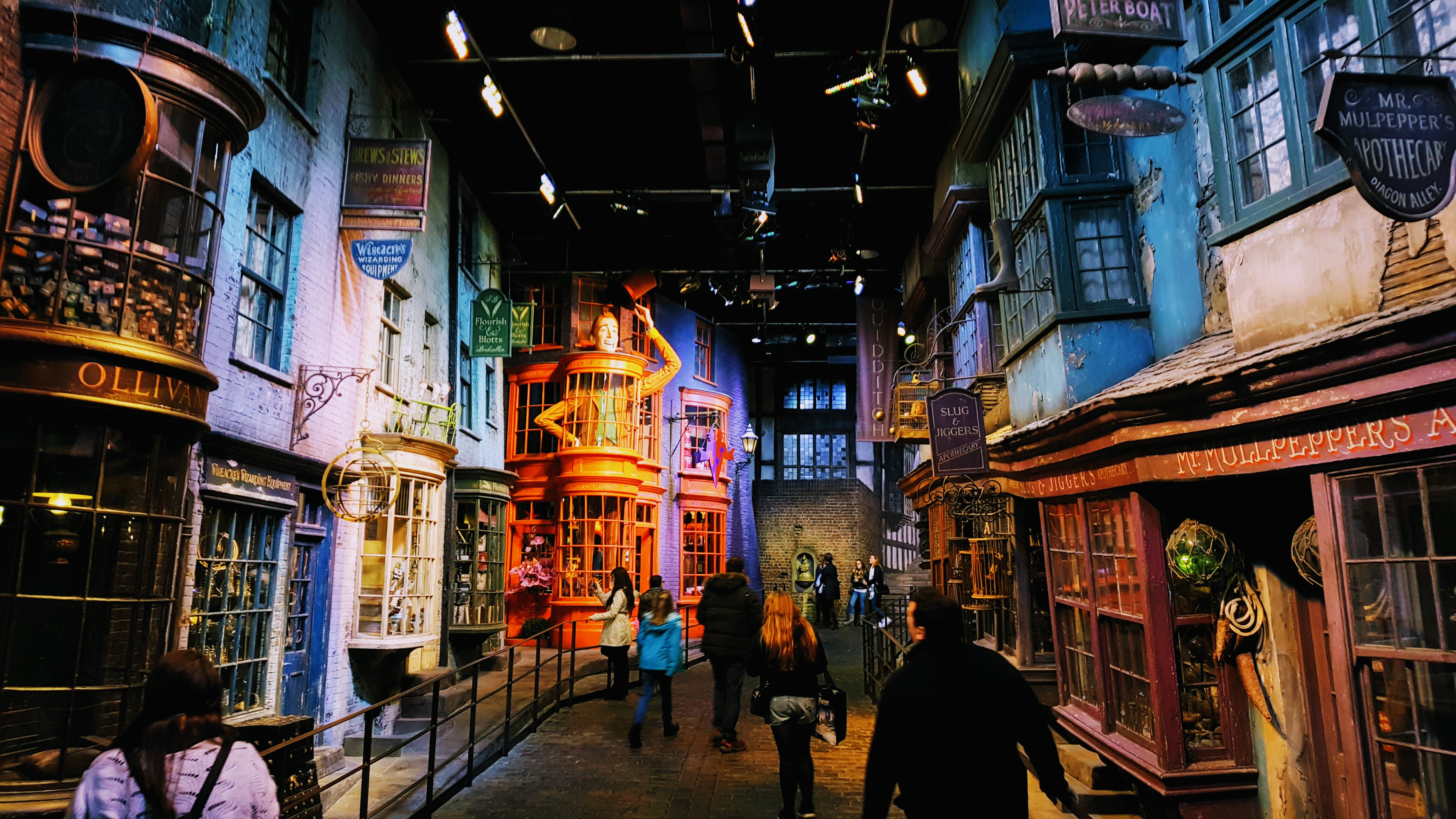 Die Schaufenster in der Winkelgasse sind bis ins kleinste Detail liebevoll mit Requisiten dekoriert.