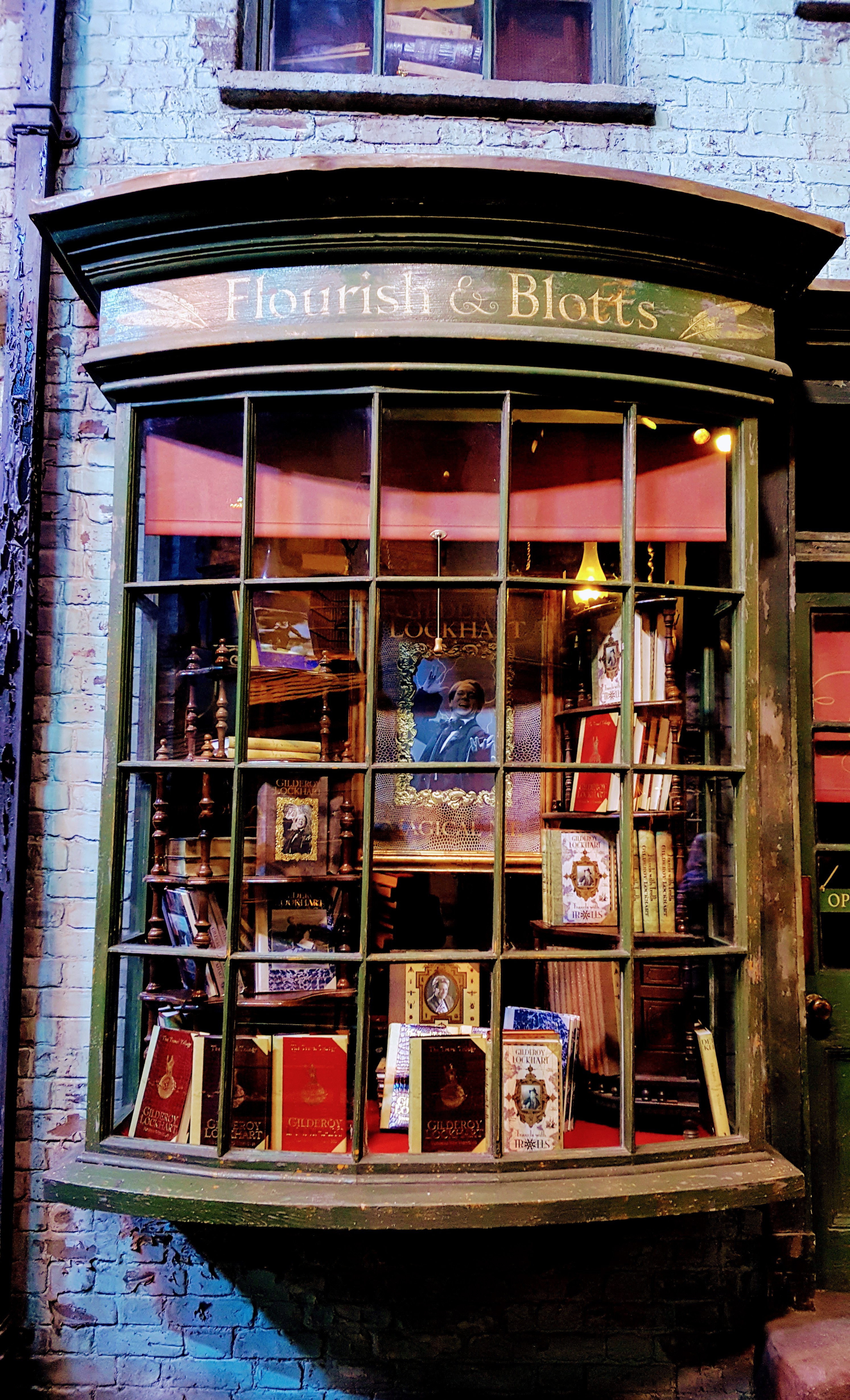 Schaufenster von Flourish & Blotts in der Warner Bros. Studio Tour London